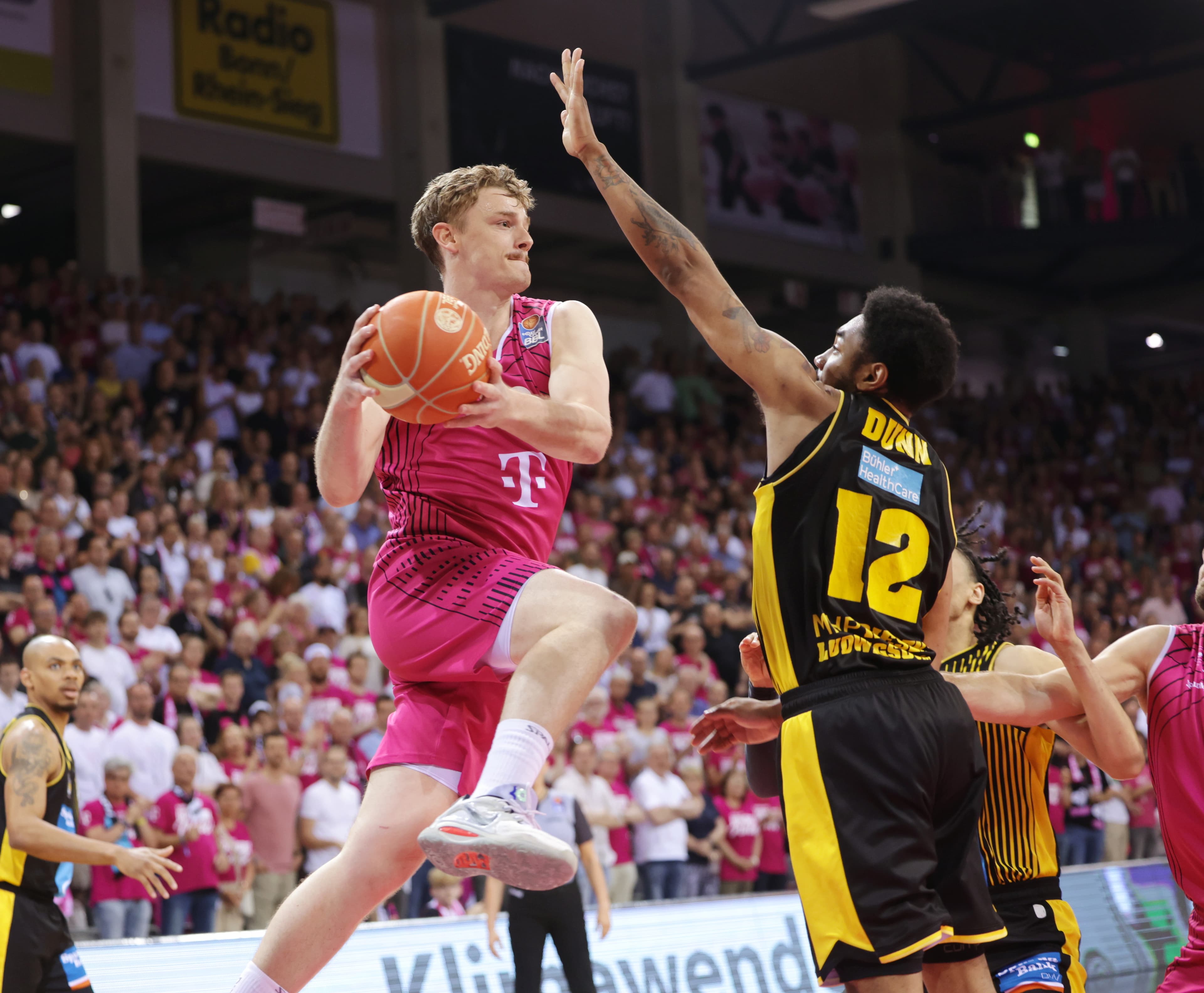 Die Telekom Baskets Bonn bleiben in eigener Halle eine Macht. Im zweiten Halbfinalspiel gegen die MHP RIESEN Ludwigsburg kommen sie mit der physischen Verteidigung besser zurecht. Auch in der Offensive läuft es und Jeremy Morgan gibt ein vielversprechendes Comeback. Jetzt haben sie im dritten Spiel schon die Chance auf den Finaleinzug. Zudem bietet das Spiel auch neben dem Parkett Gesprächsstoff.