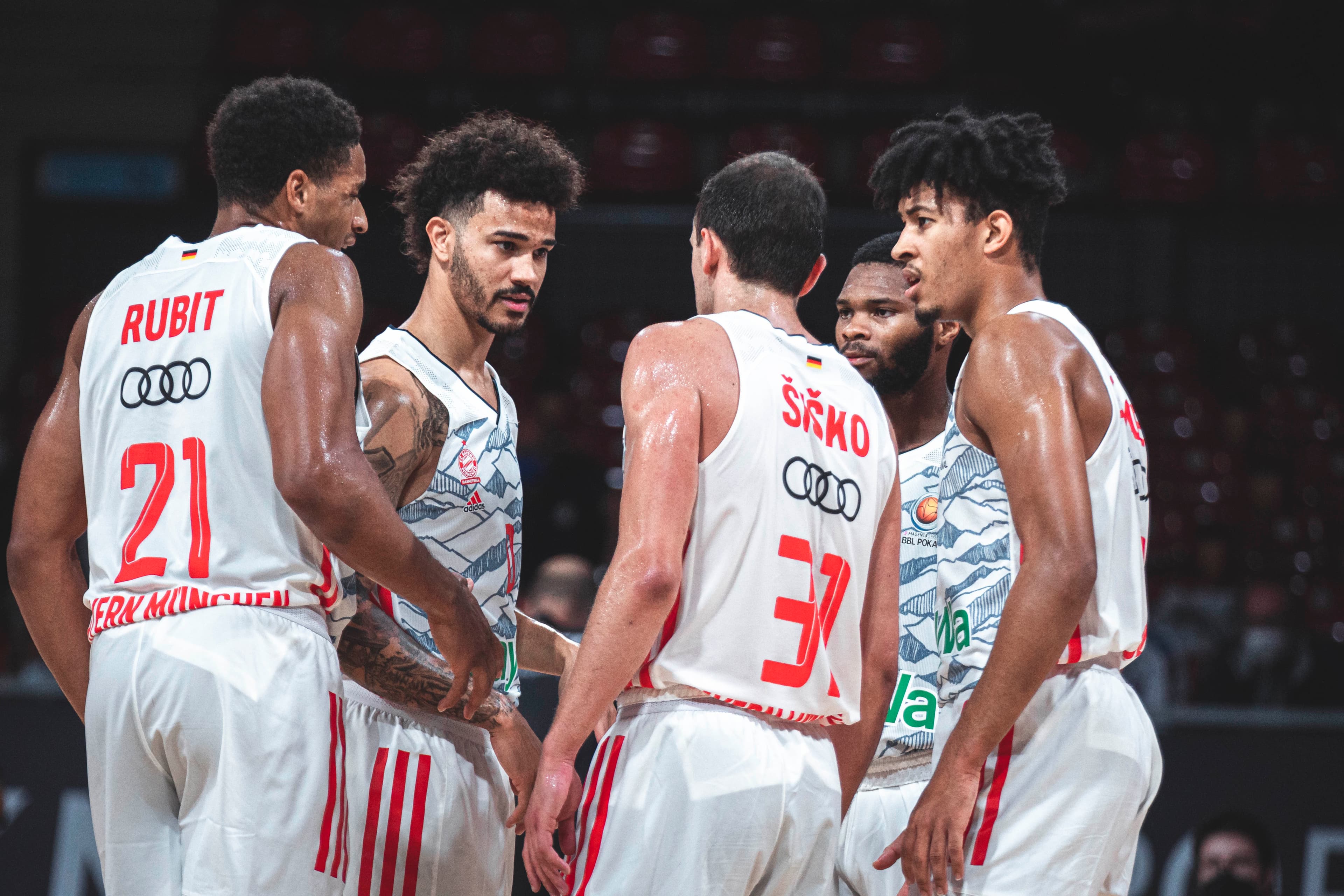 Nach den ersten vier Spieltagen warten die dezimierten Basketballer des FC Bayern in der Turkish Airlines EuroLeague immer noch auf den ersten Sieg. Am Donnerstag steht nun in Kaunas das Gastspiel bei einem Leidensgenossen auf dem Programm. Auch Zalgiris Kaunas wird vom Verletzungspech verfolgt und ist noch ohne Sieg.