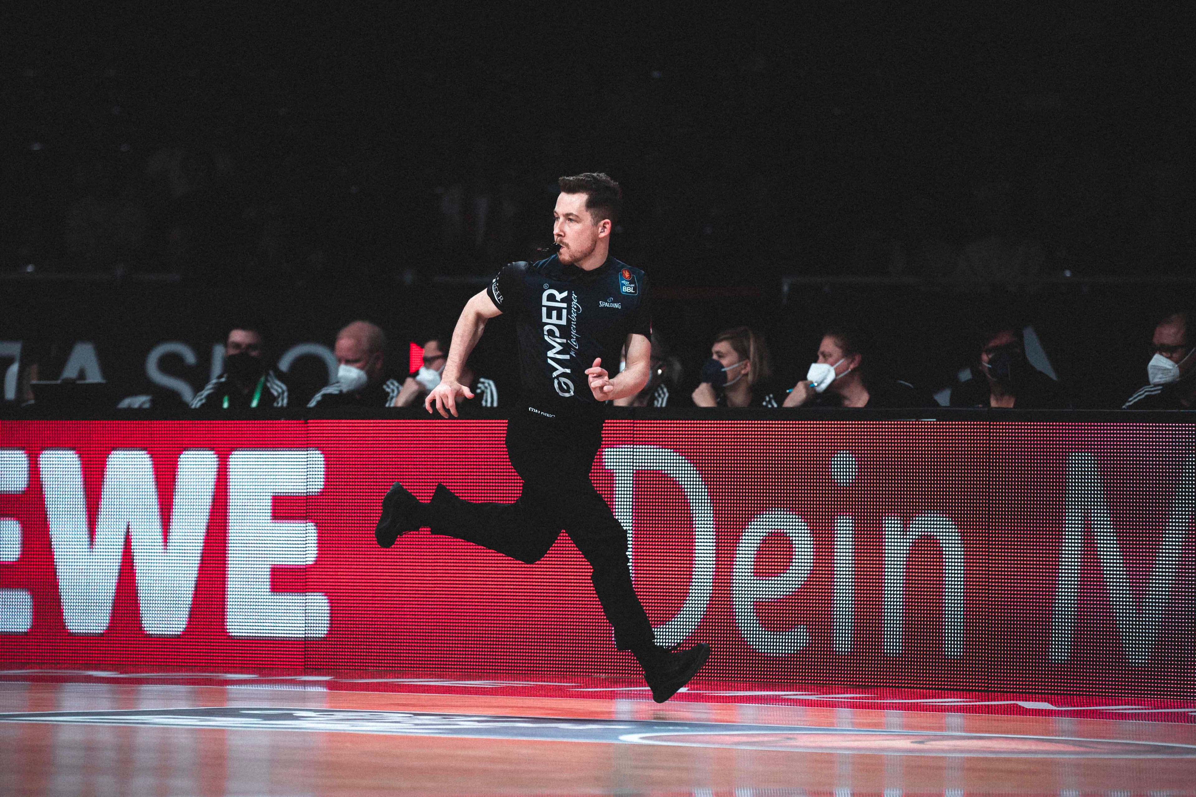 In der Partie zwischen Crailsheim und Würzburg verfolgt Verteidiger Felix Hoffmann seinen Gegenspieler um einen indirekten Block von Boggy Radosavljevic. Die Szene endet damit, dass die beiden eingehakt rumrangeln und die Schiedsrichter ein Defensefoul gegen Hoffman pfeifen. Schiedsrichter-Ausbilder Winfried dagegen sieht die erste foulwürdige Aktion von Radosavlejevic. Eure Meinung?