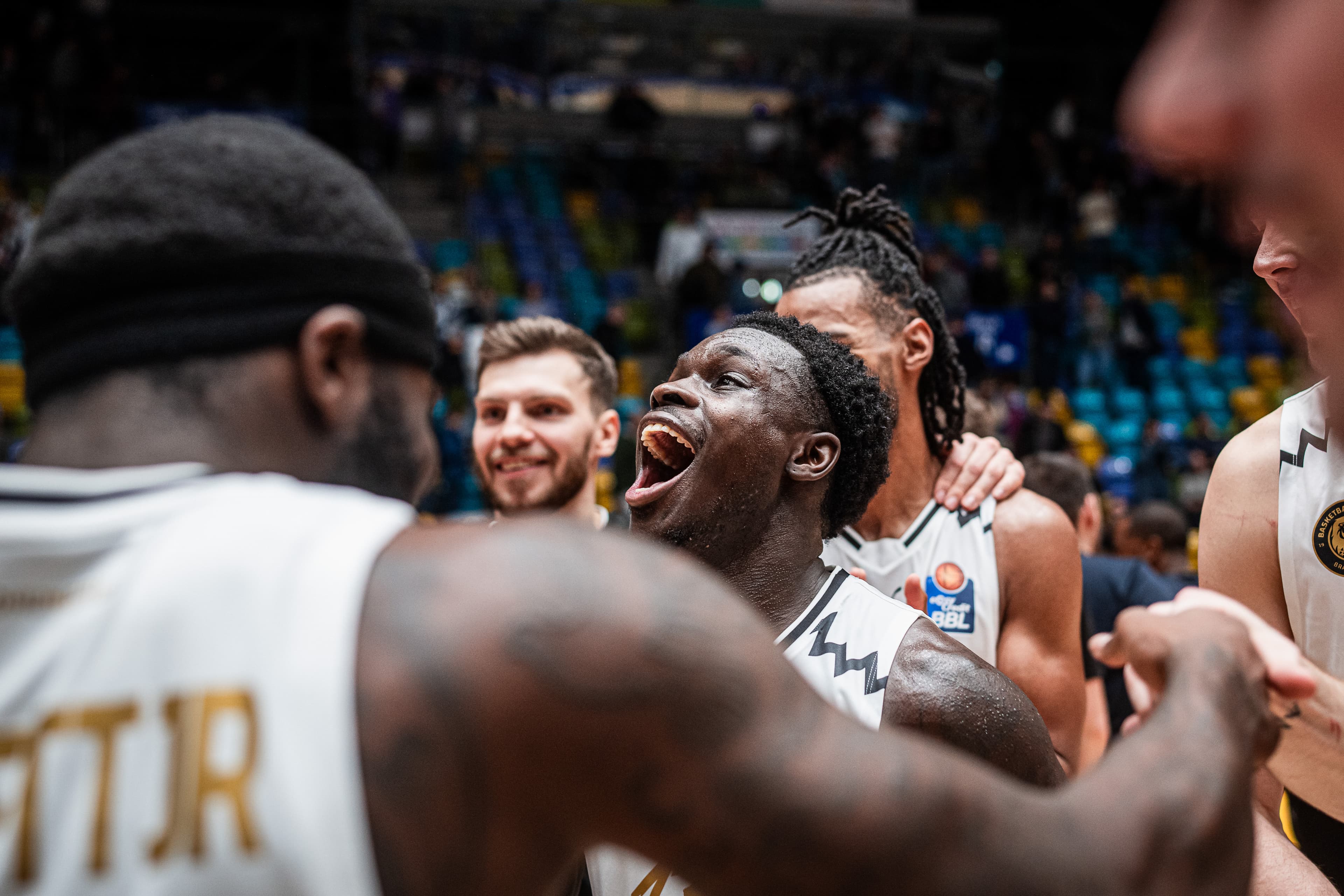 Basketball Löwen Braunschweig extended their winning streak to three games as they fought past SKYLINERS 92-91 on the road to remain among the Play-In ranks. Five players scored in double figures for Braunschweig, who improved to 5-4. Barra Njie, Arnas Velicka and Luka Scuka all had 15 points with Velicka’s free throws with 2.5 seconds left securing the win. Frankfurt are still waiting for their first home victory, falling to 0-4 at the Süwag Energie Arena for a 2-8 record. The hosts have now lost six in a row in the league - though they beat BG Göttingen to reach the German BBL Cup TOP FOUR. Trey Calvin had 24 points and Malik Parson added 22 points in the loss.