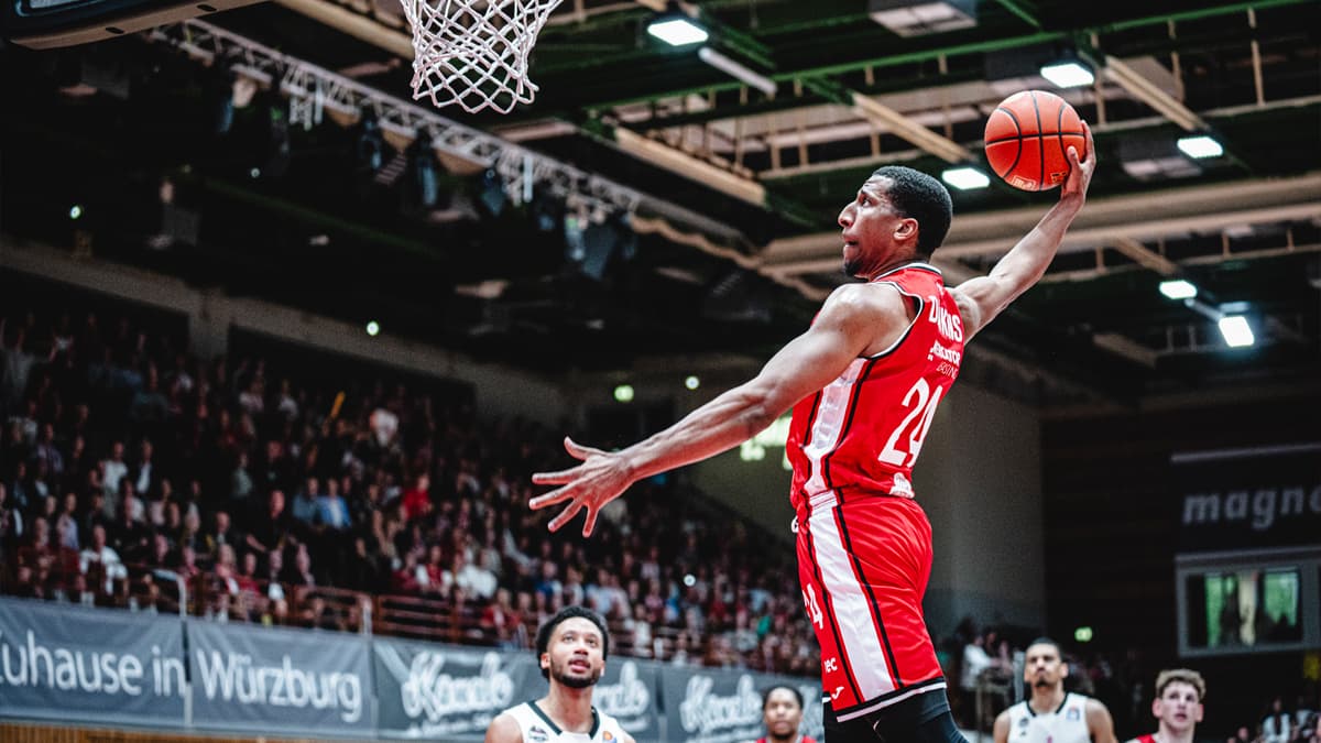 Die FIT/One Würzburg Baskets trotzen erneut dem Verletzungspech und fahren mit einem 83:75-Erfolg über die Telekom Baskets Bonn ihren fünften Sieg in Serie ein. Mit dem 17. Saisonerfolg machen die Franken einen großen Schritt Richtung Playoffs. Vor den Augen von Bundestrainer Alex Mumbru bestimmen die Würzburger die zweite Hälfte, Nachwuchstalent Hannes Steinbach wird effektivster Spieler der Partie.