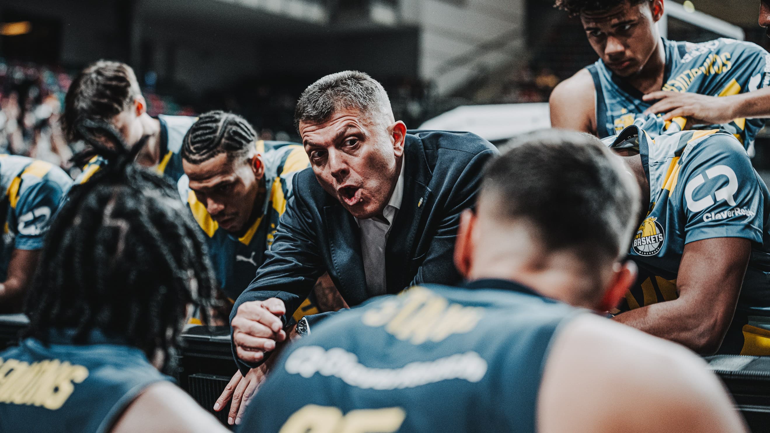 Die EWE Baskets Oldenburg stehen im Achtelfinale um den BBL Pokal. Die Niedersachsen setzen sich vor großer Kulisse in Bremen im Nordduell gegen die Eisbären Bremerhaven durch. Beim 97:75 avanciert Neuzugang Chris Clemons mit 23 Punkten zum Topscorer der Gäste. Im Achtelfinale treffen die Oldenburger im Oktober vor heimischer Kulisse auf die Fitness First Würzburg Baskets.
