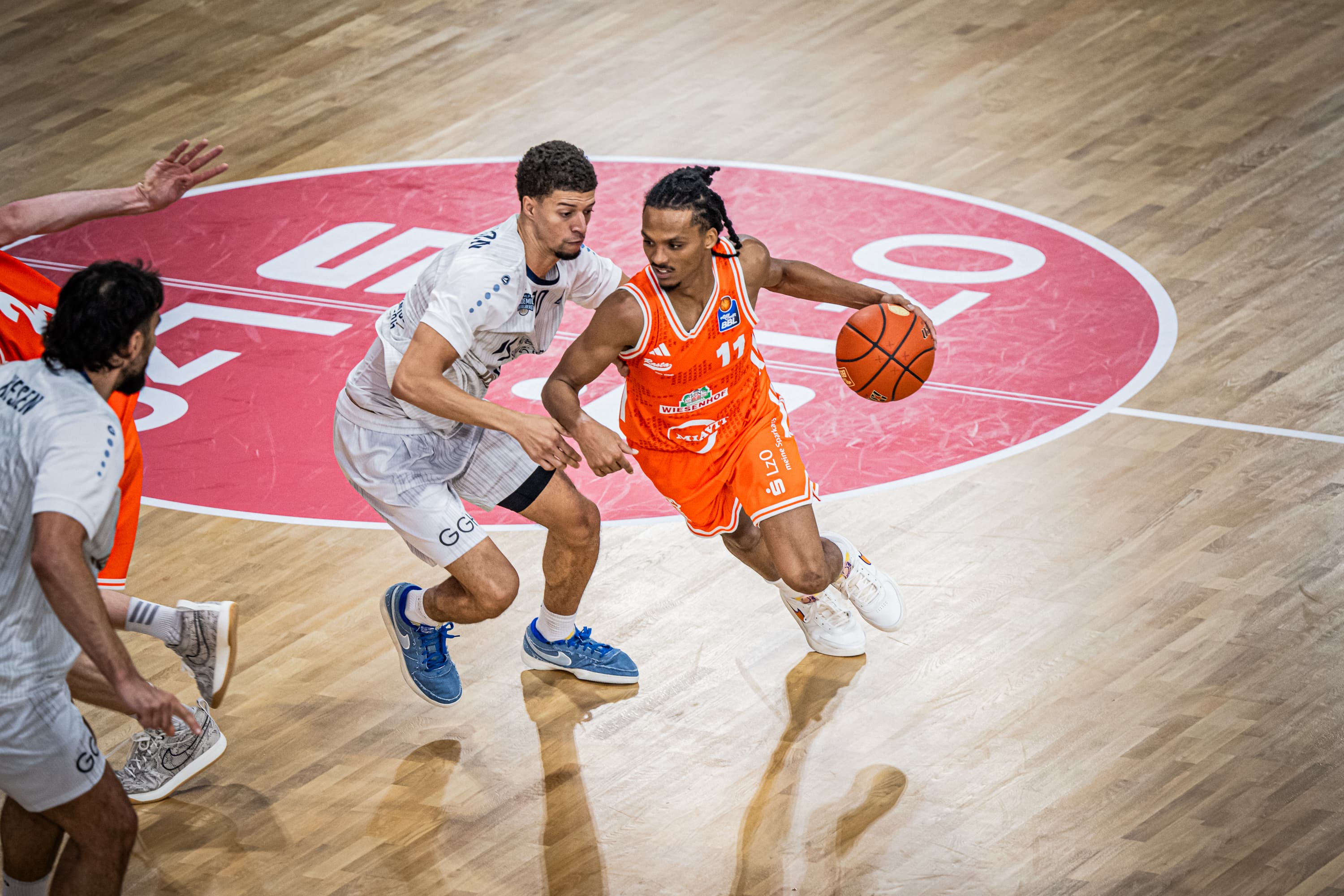 RASTA Vechta used a strong defensive performance in opening their easyCredit BBL season with an 86-76 victory at home over MLP Academics Heidelberg. Vechta gave up just 11 third quarter points and broke the game open with a 26-6 run spanning the final two quarters. Alonzo Verge scored 22 points and Tommy Kuhse had 16 points for Vechta, who registered their second win in two games after beating Giessen 46ers on the road in the German Cup. Michael Weathers paced Heidelberg with 21 points and 9 assists.