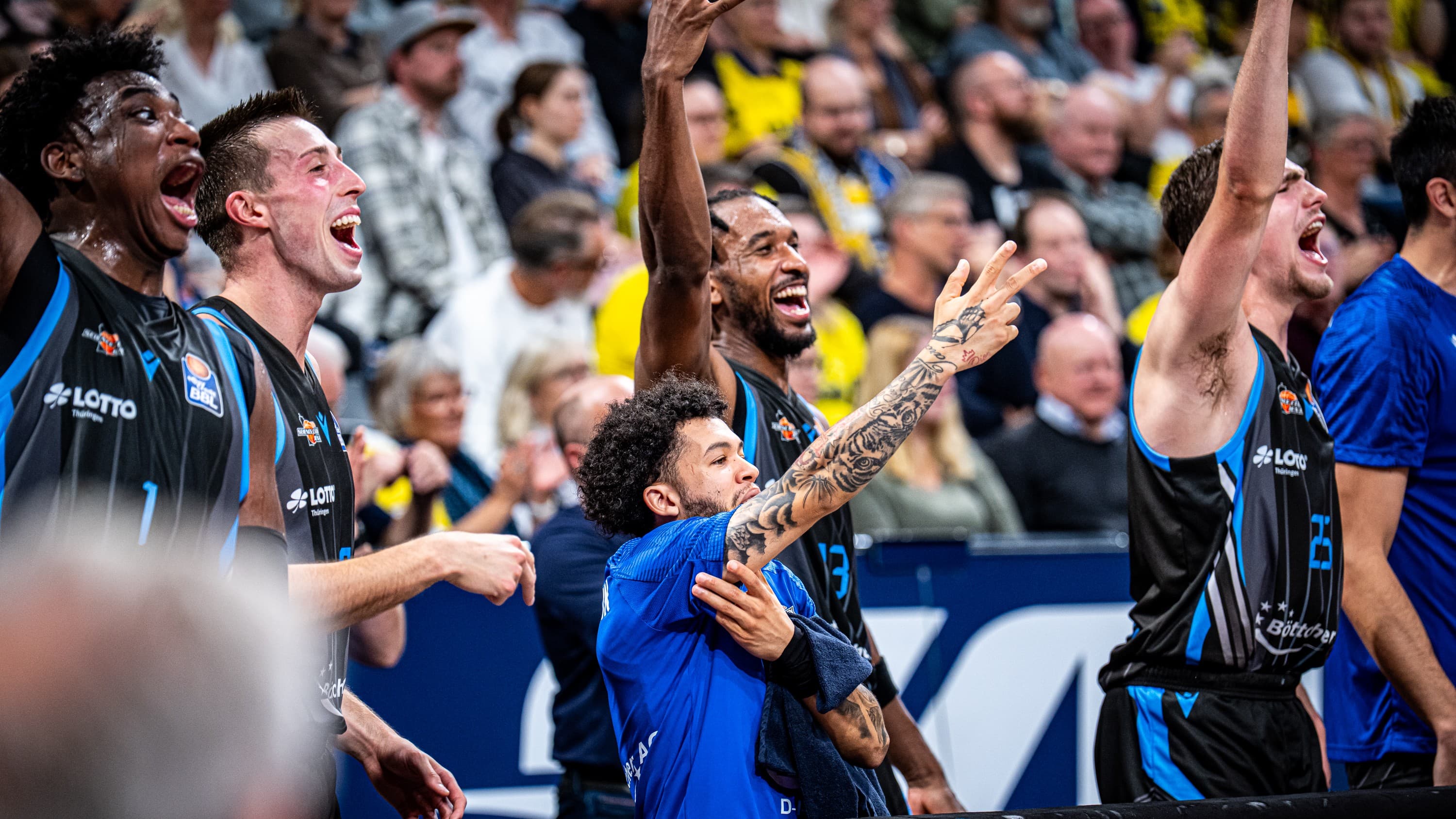 Die EWE Baskets Oldenburg bleiben in der easyCredit BBL ohne Erfolgserlebnis. In einem lange Zeit höchst einseitigen und später dramatischen Spiel gegen Aufsteiger Science City Jena unterliegt die Mannschaft von Trainer Predrag Krunic mit 92:95. Für den Neuling ist es der zweite Sieg in der Saison. Topscorer ist Eric Washington mit 29 Zählern.