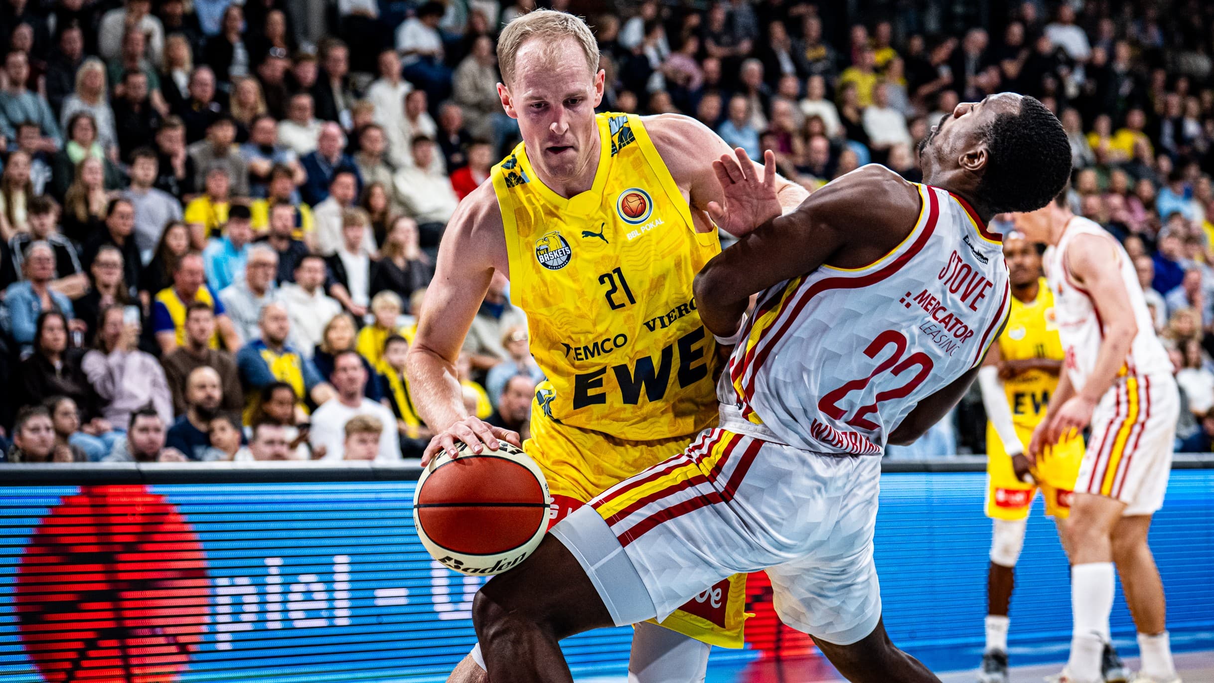 Die EWE Baskets Oldenburg stehen im Viertelfinale des BBL Pokals. In einer ausgesprochen spannenden Partie setzen sich die Niedersachsen mit 61:60 gegen die Fitness First Würzburg Baskets durch. Topscorer der Oldenburger ist Nicholas Tischler mit 19 Punkten, für Würzburg kommt Davion Mintz auf 21 Zähler.
