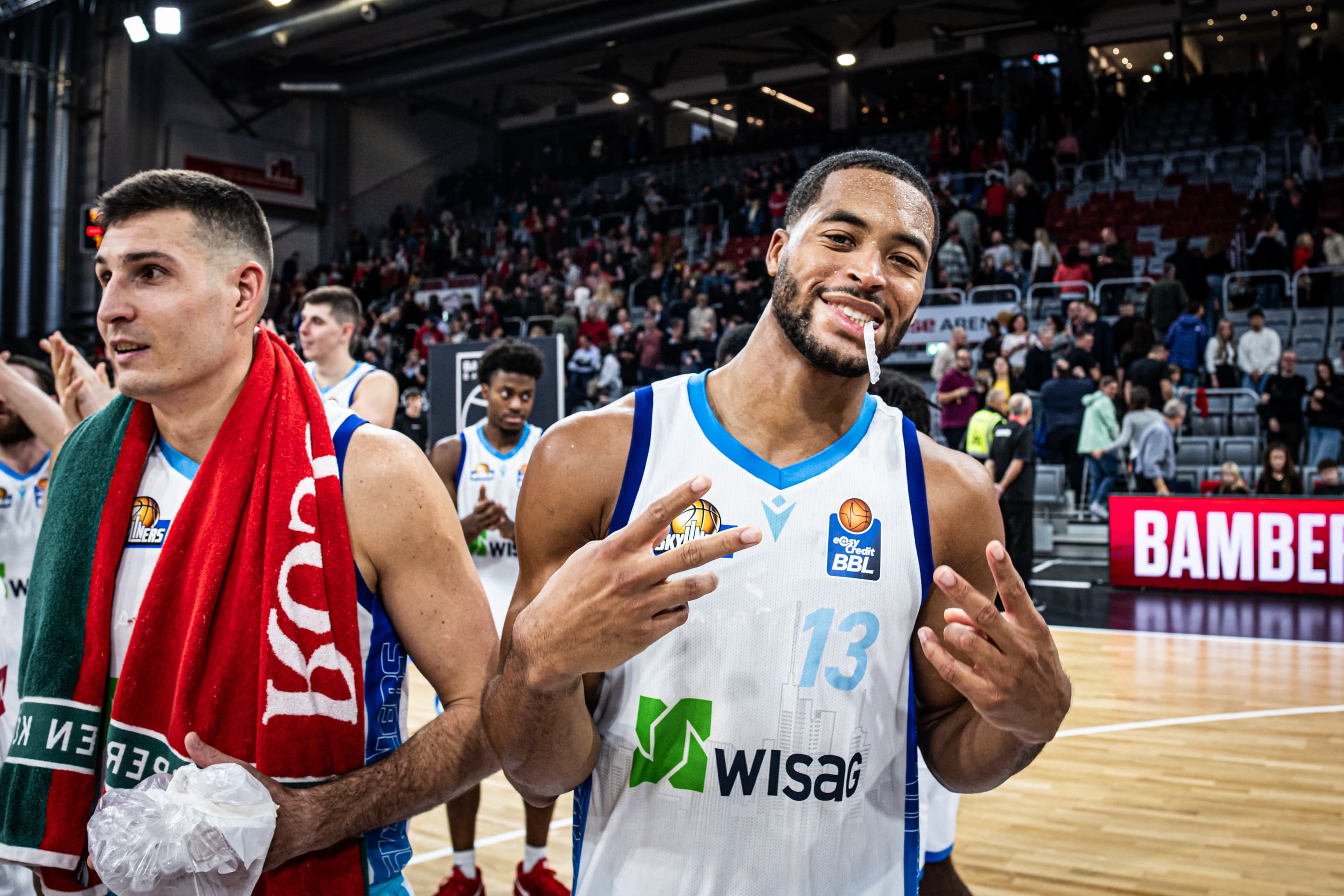 Die SKYLINERS aus Frankfurt sind und bleiben in der Ferne eine Macht. Auch bei den BMA 365 Bamberg Baskets behalten die Schützlinge von Klaus Perwas die Oberhand - wobei sie sich am Ende ganz schön Strecken müssen. Der 80:77-Erfolg fusst zuletzt auf einem dominanten Jaedon Le Dee, der sich mit 20 Punkten und 21 Rebounds in die Annalen der easyCredit BBL einträgt.