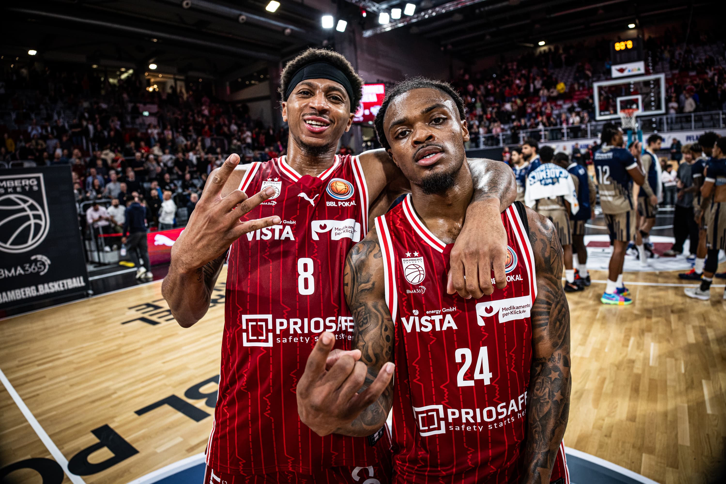 In den Playoffs und im Pokal wird das Tempo bekanntermaßen niedriger. Eine Gangart, die den BMA365 Bamberg Baskets liegt, während die MLP Academics im Verlauf der Viertelfinal-Begegnung immer öfter gegen eine defensive - lies: rote - Wand rennen. Die Franken nehmen den Gästen weitestgehend der Dreier weg (6/29, 20,7 Prozent Trefferquote), während Demarcus Demonia mit 21 Zählern genau den offensiven Funken liefert, der den Regnitzstädtern die dritte Endrunden-Teilnahme in Serie beschert.
