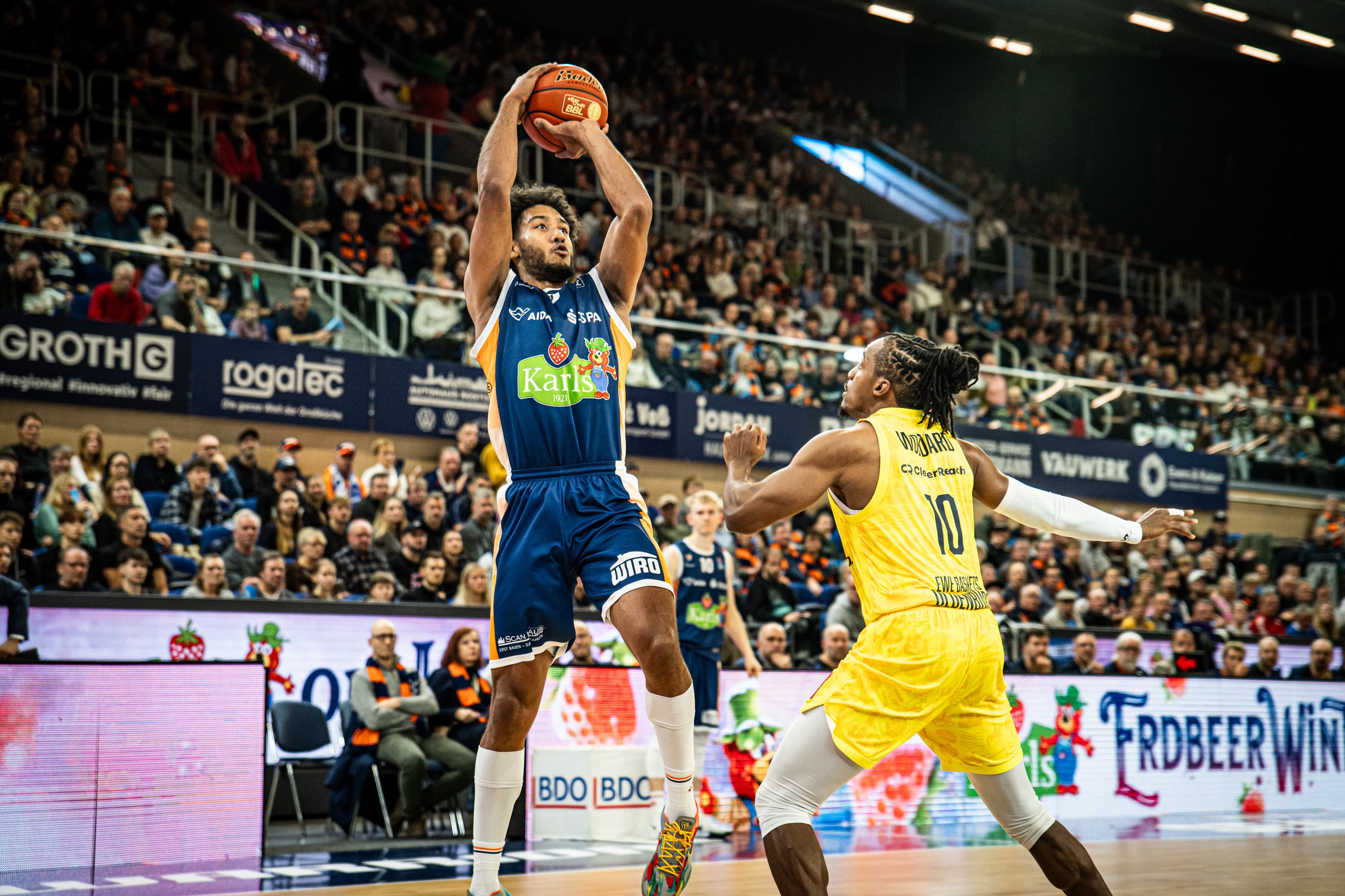 Die ROSTOCK SEAWOLVES halten Rekordmann Chris Clemons bei „nur“ 24 Zählern und setzen sich am Ende mit 94:77 gegen die EWE Baskets Oldenburg durch. Insgesamt gestatten die Hanseaten den „Donnervögeln“ nur sieben erfolgreiche Dreier (bei 28 Versuchen). Für die Hausherren legt D’Shawn Schwartz mit 26 Punkten einen neuen persönlichen BBL-Bestwert auf. 