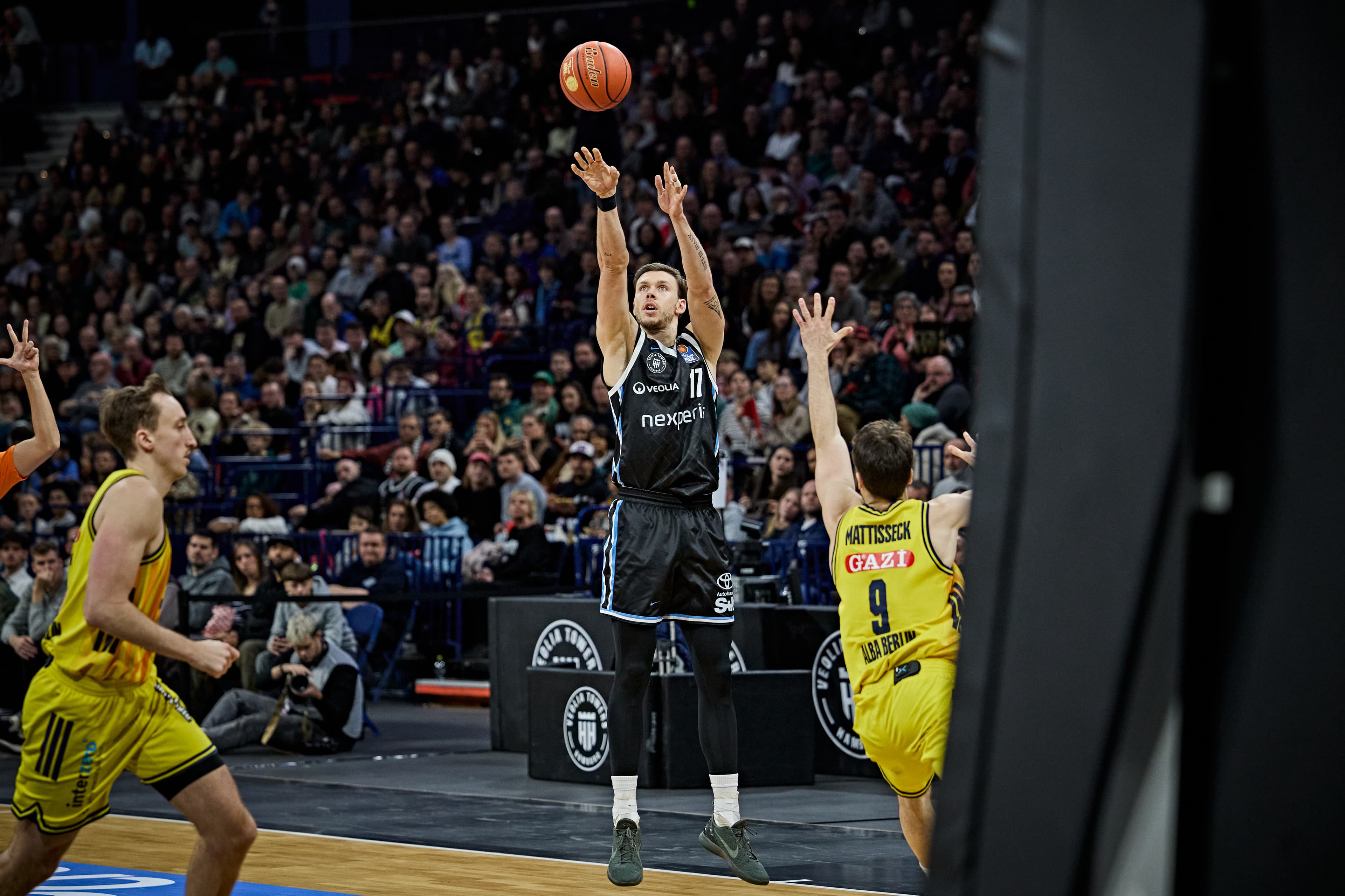 Gut Ding will Weile haben. Im Fall der Veolia Towers Hamburg bedeutet dies, bis zum dritten Advent auf den ersten Erfolg der laufenden Saison in der easyCredit BBL warten zu müssen. Umso imposanter ist die Entstehung des 99:80 über ALBA BERLIN, das nach zuvor fünf Siegen in Folge defensiv kaum einen Zugriff aufs Geschehen bekommt. Bei den Gastgebern macht Leonard Thorpe jr. mit 28 Zählern sein bislang bestes Spiel im Towers-Dress.
