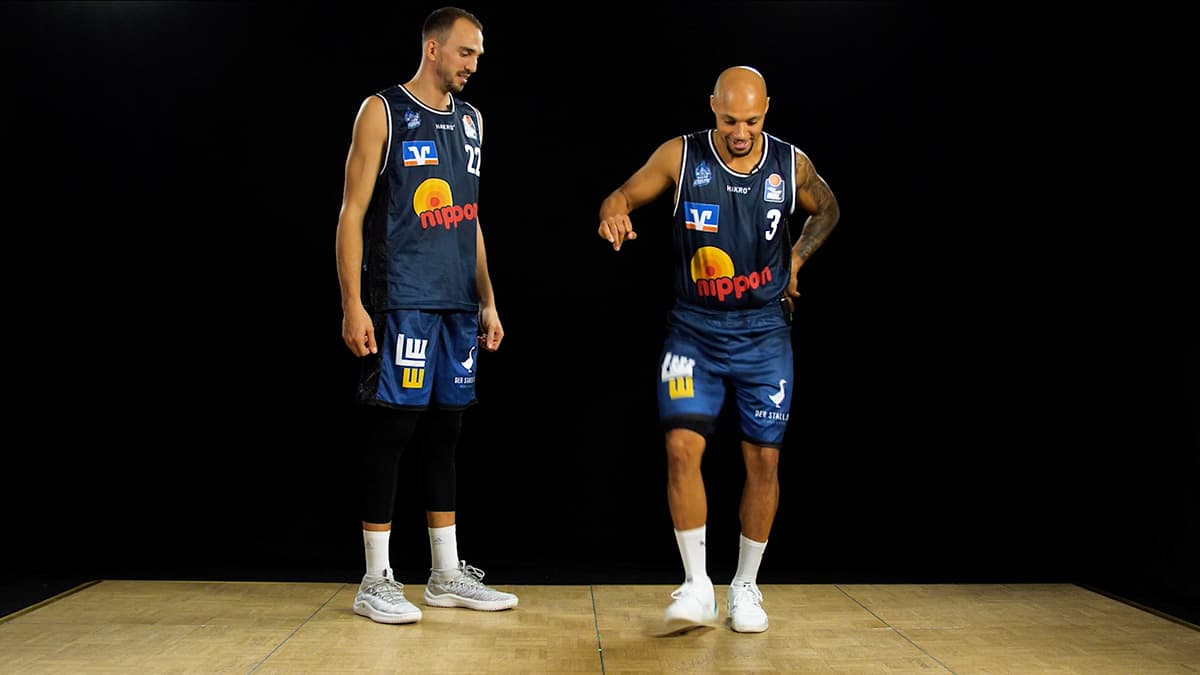 Am heutigen Donnerstag ist der internationale Tag des Tanzes und aus diesem Anlass präsentieren unsere Profis ihre zuverlässigsten Dancemoves – und wir können versichern, dass sich dabei niemand ernsthaft verletzt hat.